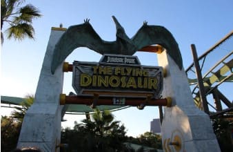 '더 플라잉 다이너소'라고 영어로 적혀 있다