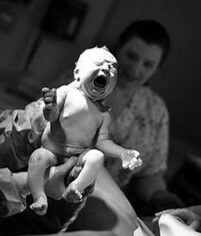 아들이-힘차게-울며-출생하는-모습