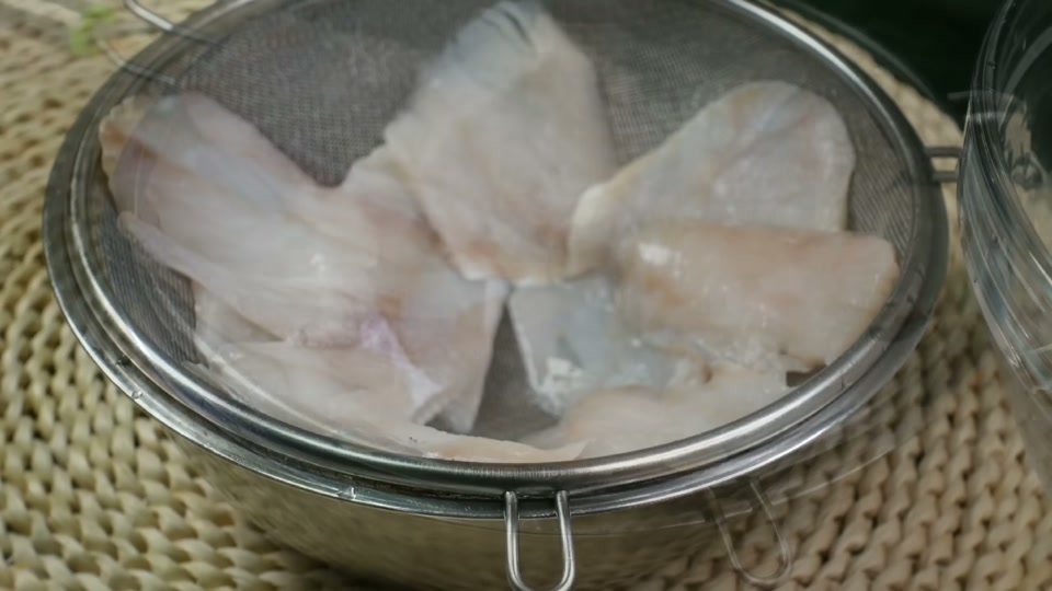 체에 밭쳐 물기를 빼는 장면