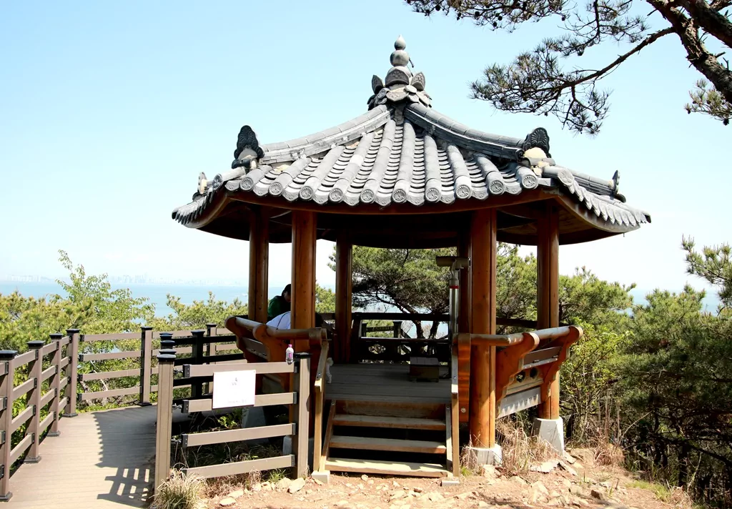 안산 정상에 위치한 팔각정 "하도정" 쉼터.