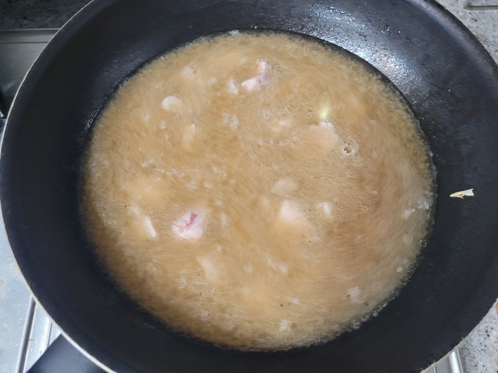 된장을 풀어 끓고 있는 된장국 상태