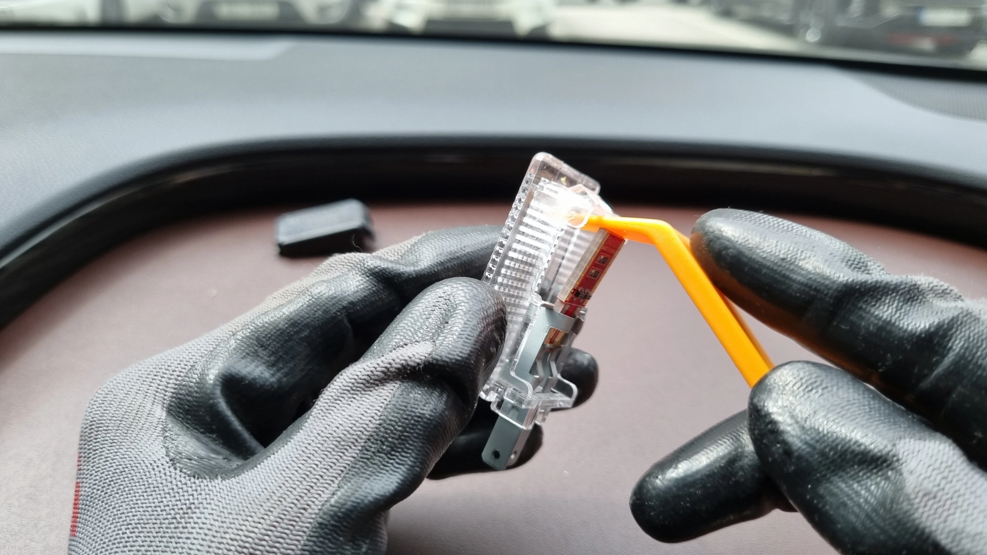 LED 램프 끼우는 모습