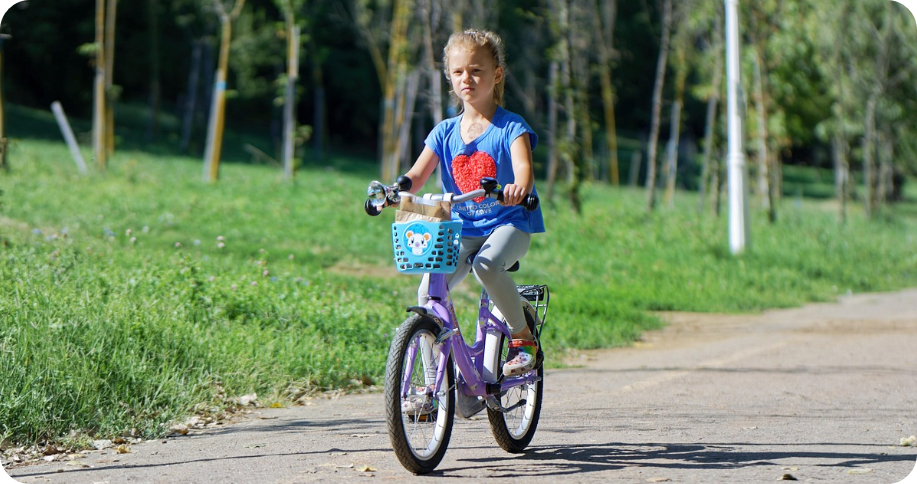 햇빛받으면서 자전거 타는 아이사진
