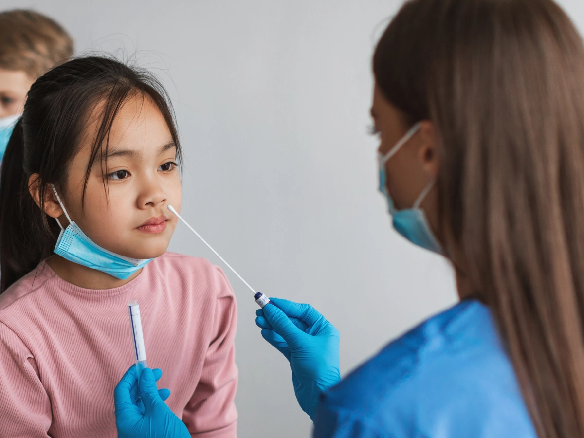 PCR 검사를 하는 모습