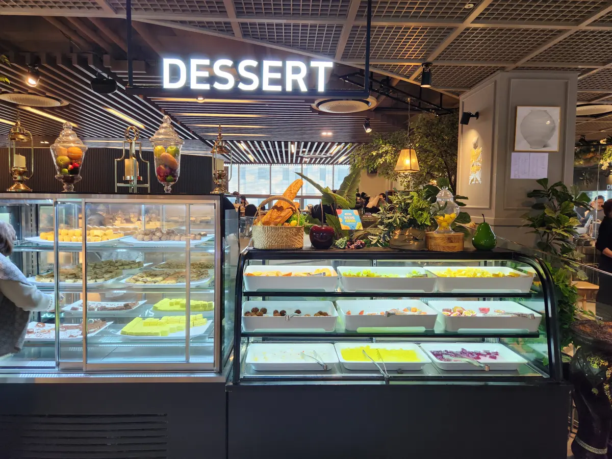 마곡-가성비-좋은-더메이드-뷔페-디저트-코너-과일-조각-케이크