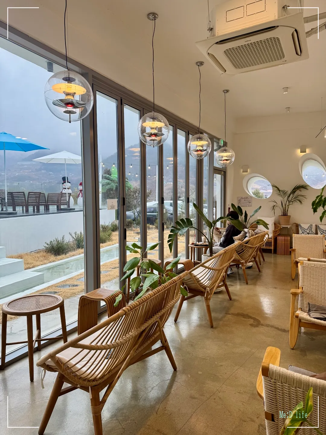 바래미바네사-삼랑진-대형카페-자연풍경-대형풀-베이커리-밀양-2층-테이블