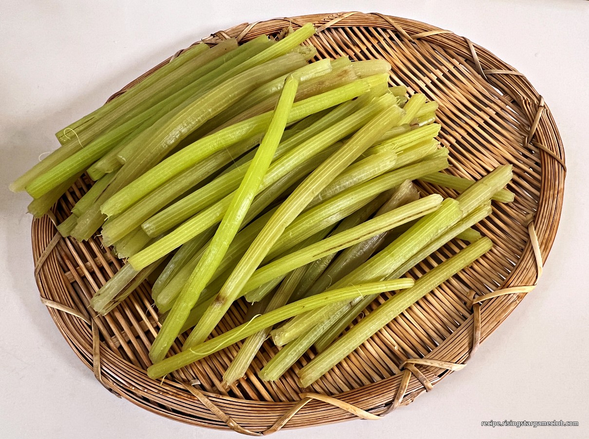머위 장아찌에 들어갈 손질된 머위대의 사진