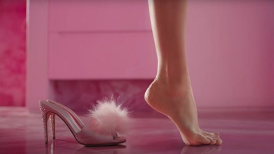 예고편에서 화제가 된 장면. 바비의 발은 하이힐을 벗어도 모양이 그대로다