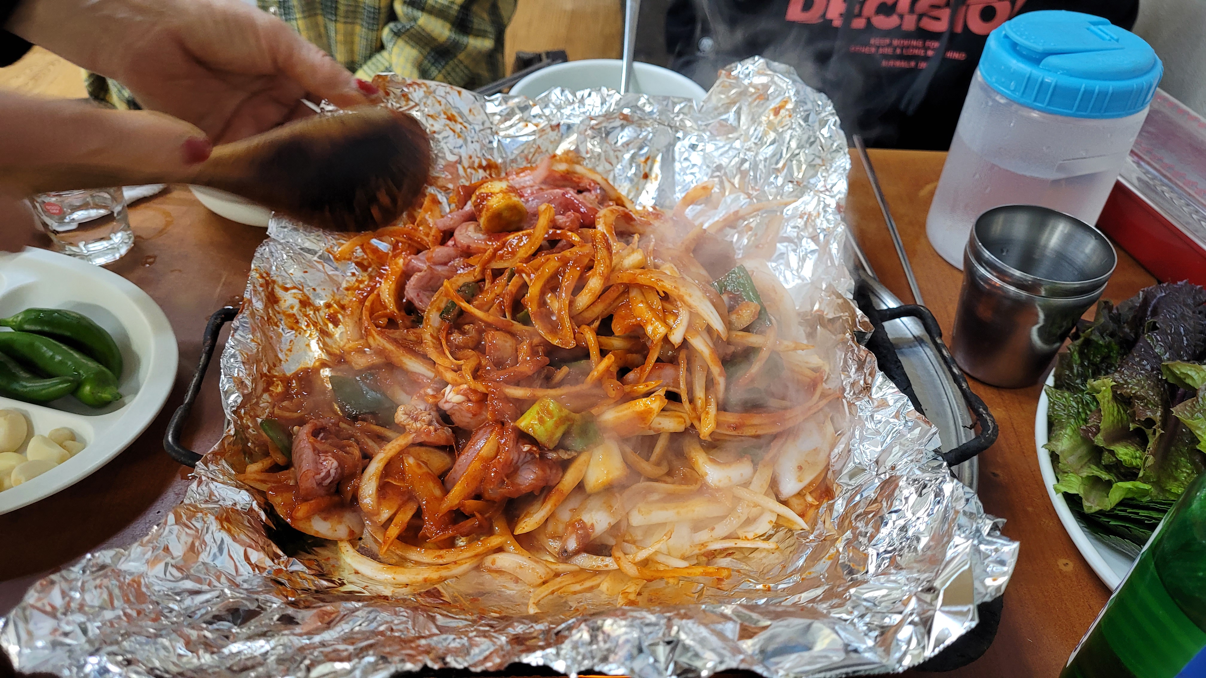 양념 꼼장어 구이 섞는 중