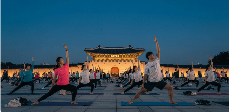2025 광화문 달빛요가 &ndash; 도심 한가운데서 달빛 아래 힐링을!