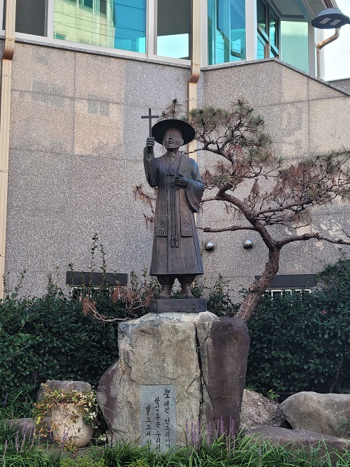 성 김대건 안드레아 사제 동상