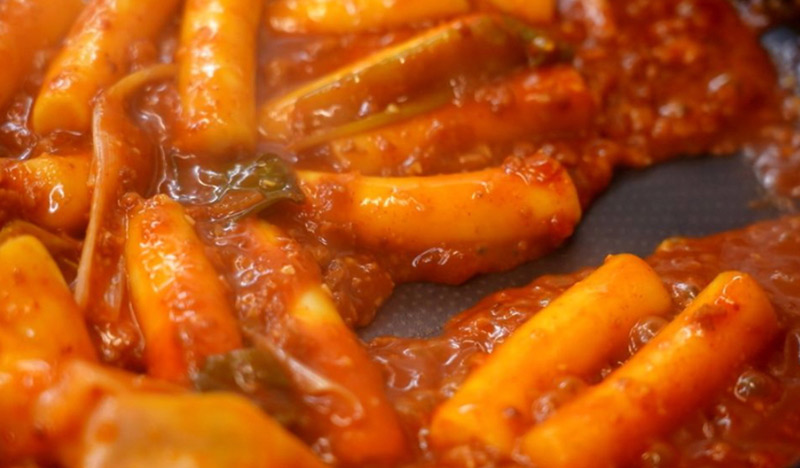 류수영 스팸떡볶이 팬에 달궈진 이미지