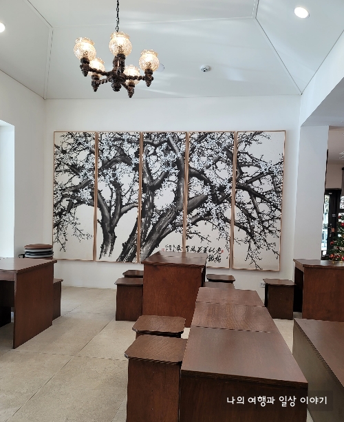 카페-내부-인테리어-일본식-감성의-그림과-탁자