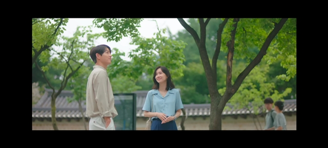 서로 바라보며 웃고있는 남녀주인공