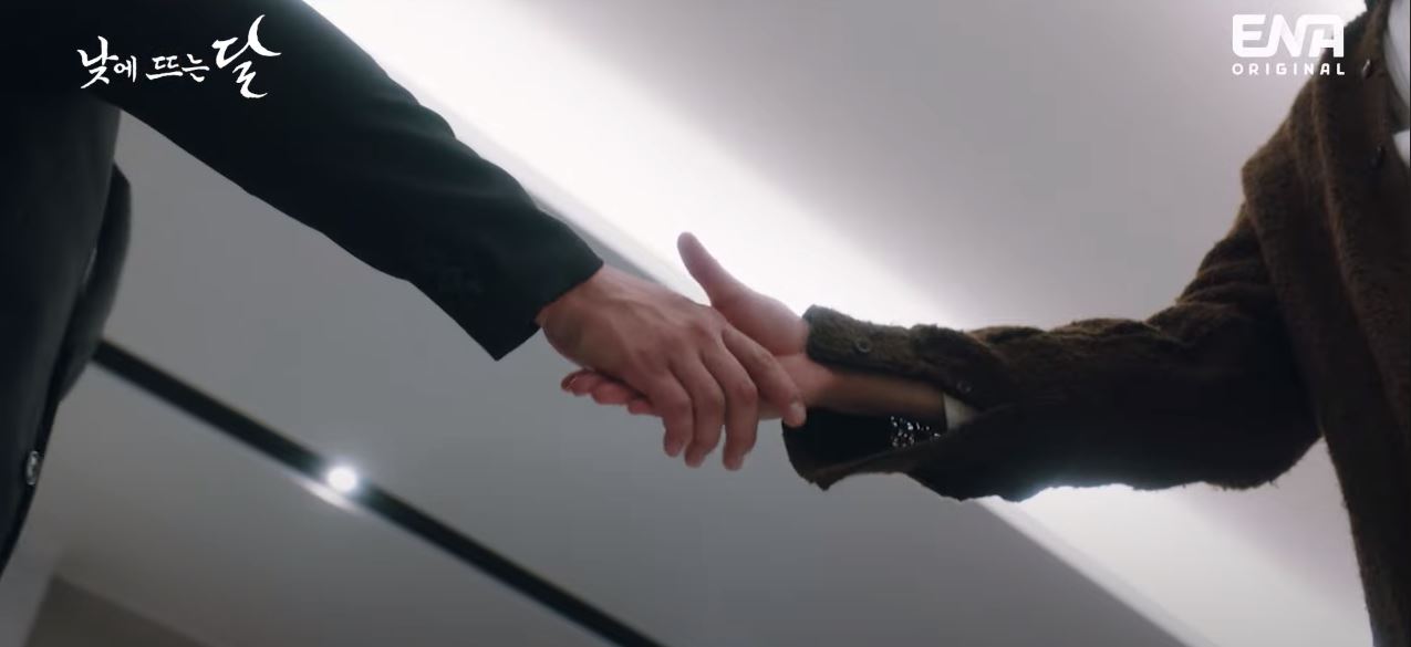 낮에뜨는달_2회