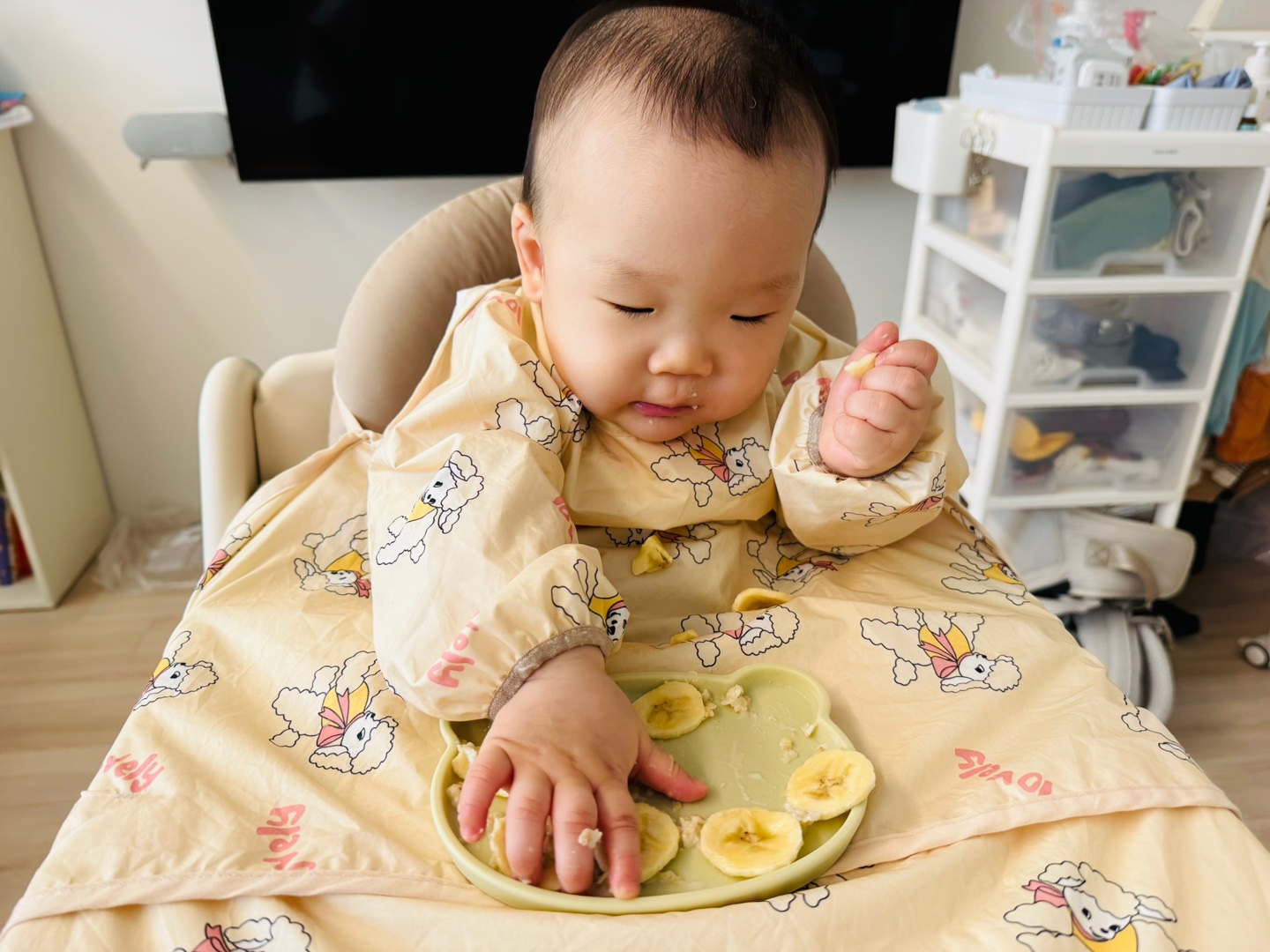 바나나를 앞에 두고 손가락으로 만지며 관찰하는 9개월 아기 찬솔이