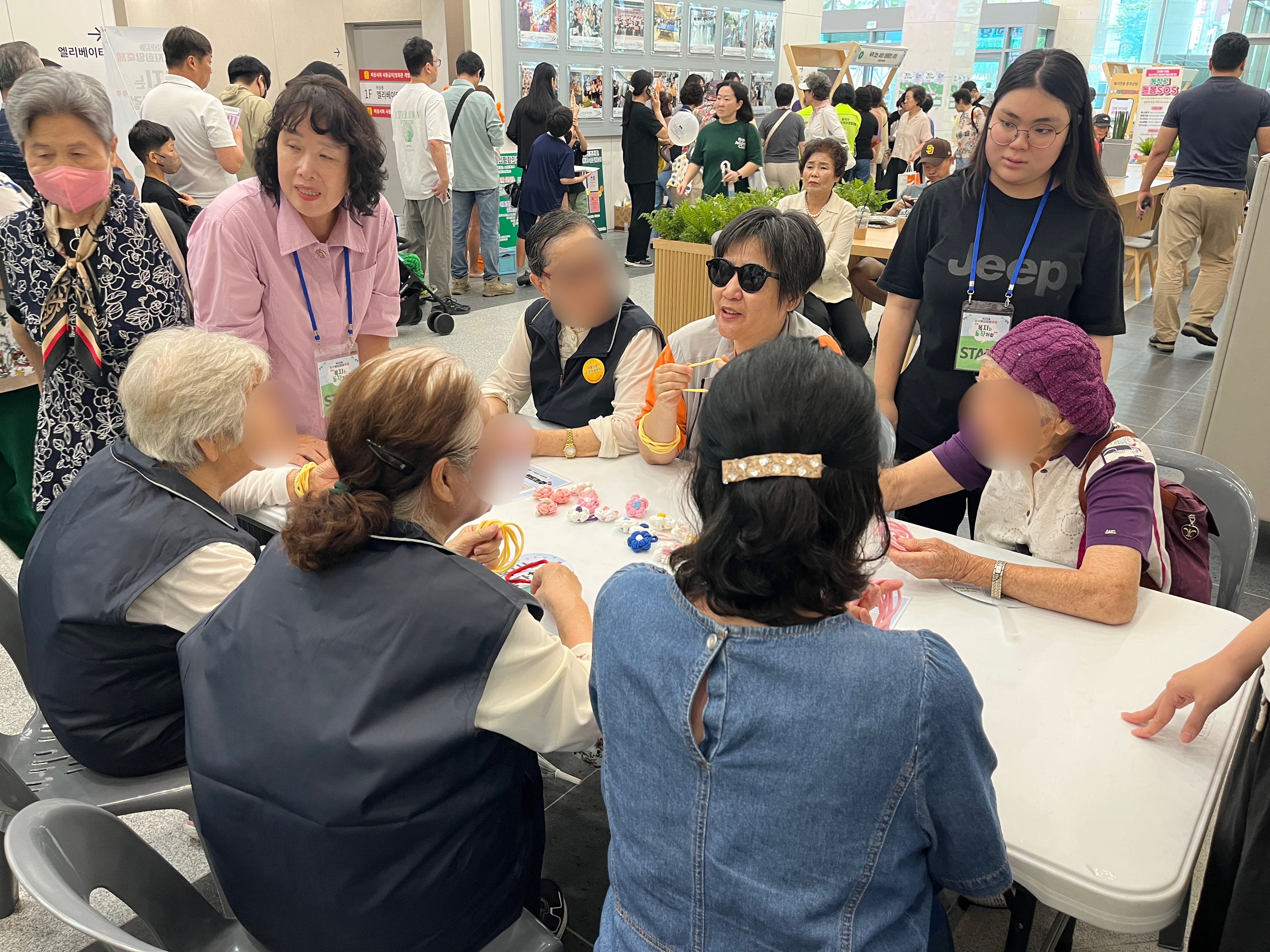 시각장애인 선생님의 설명을 듣고있는 참여자들의 모습