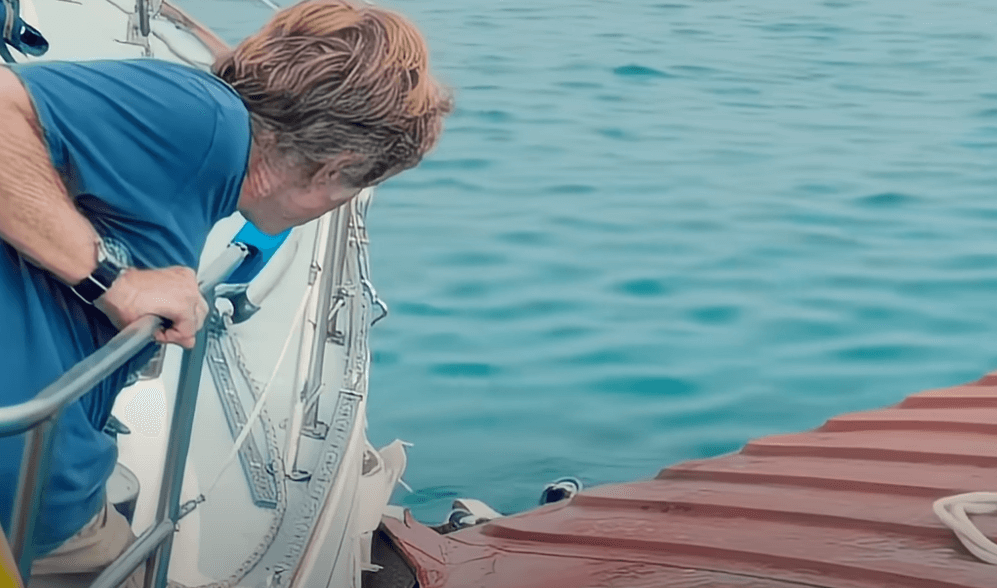 컨테이너가 그의 요트와 충돌