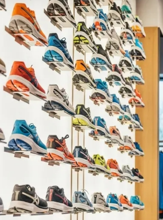매장에 진열되어 있는 여러 종류의 러닝화들