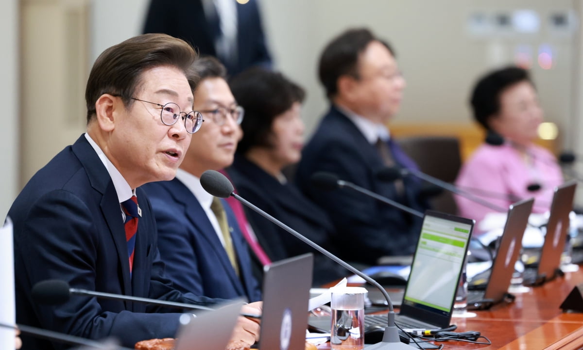 이재명 대통령이 6월 5일 서울 용산 대통령실 청사에서 열린 국무회의에서 발언하고 있다.