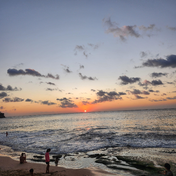 수평선 태양이 아주 작게 보인다. 수평선으로 완벽하게 넘어가는 태양