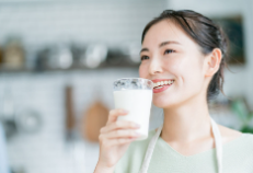 우유를 마시는 여성