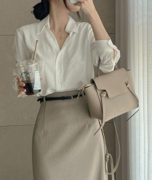 아이보리블라우스와 베이지스커트, 가방 매칭 (출처: Pinterest)