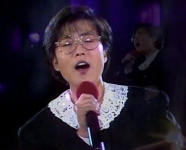 이선희가-마이크를-들고-열창을-하는-모습