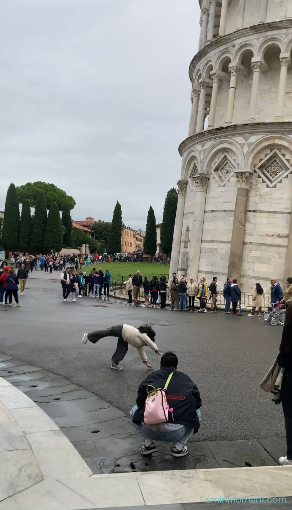 피사의사탑-앞-옆돌기-신난다-1