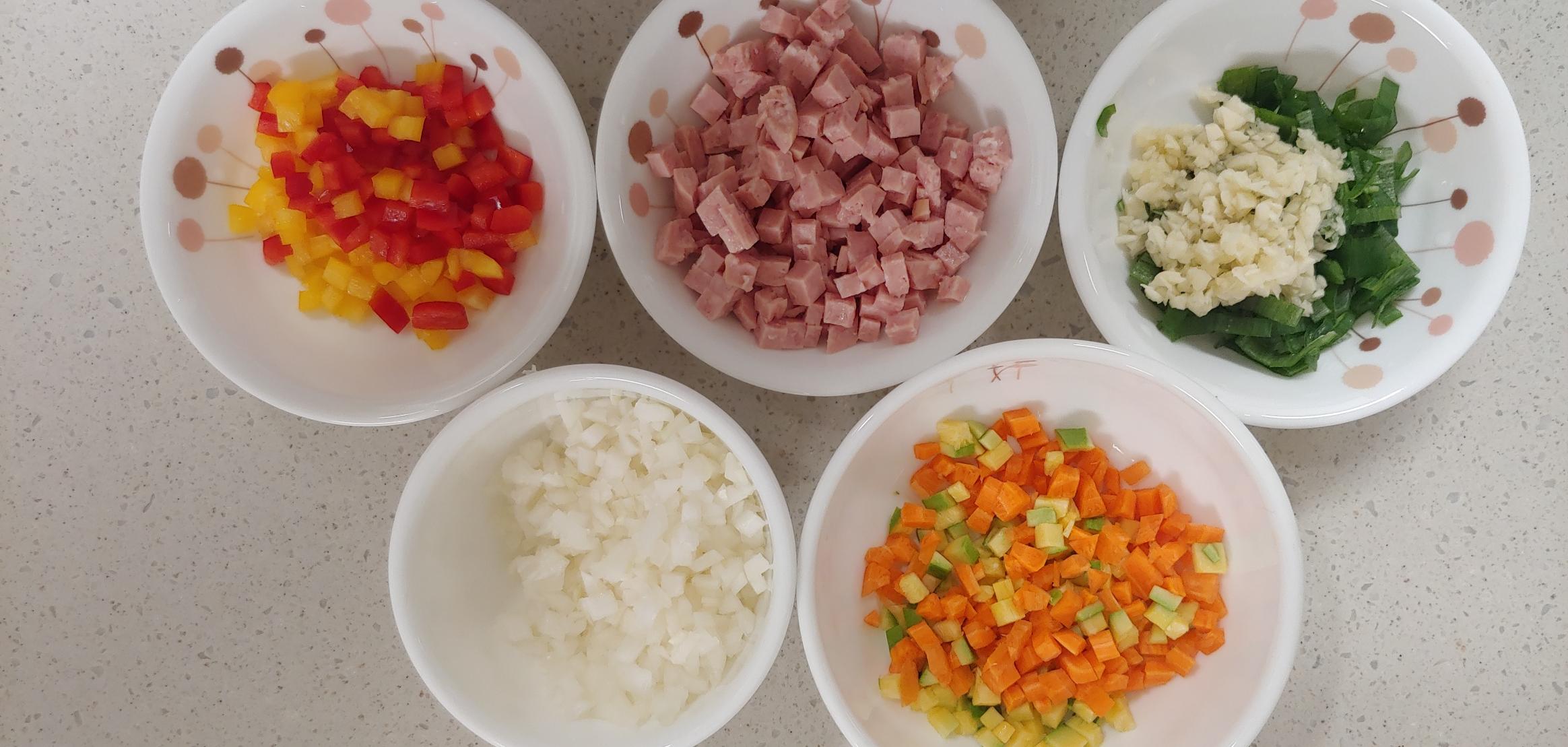 재료들입니다. 파프리카는 남아서 넣은겁니다.