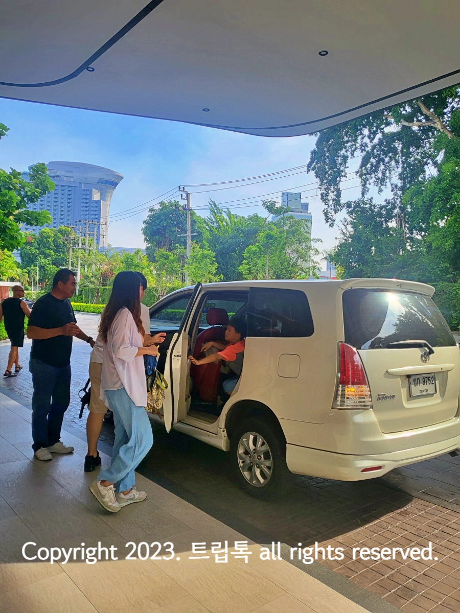 하얀차에서 문이 열리면서 아이가 타고있다.