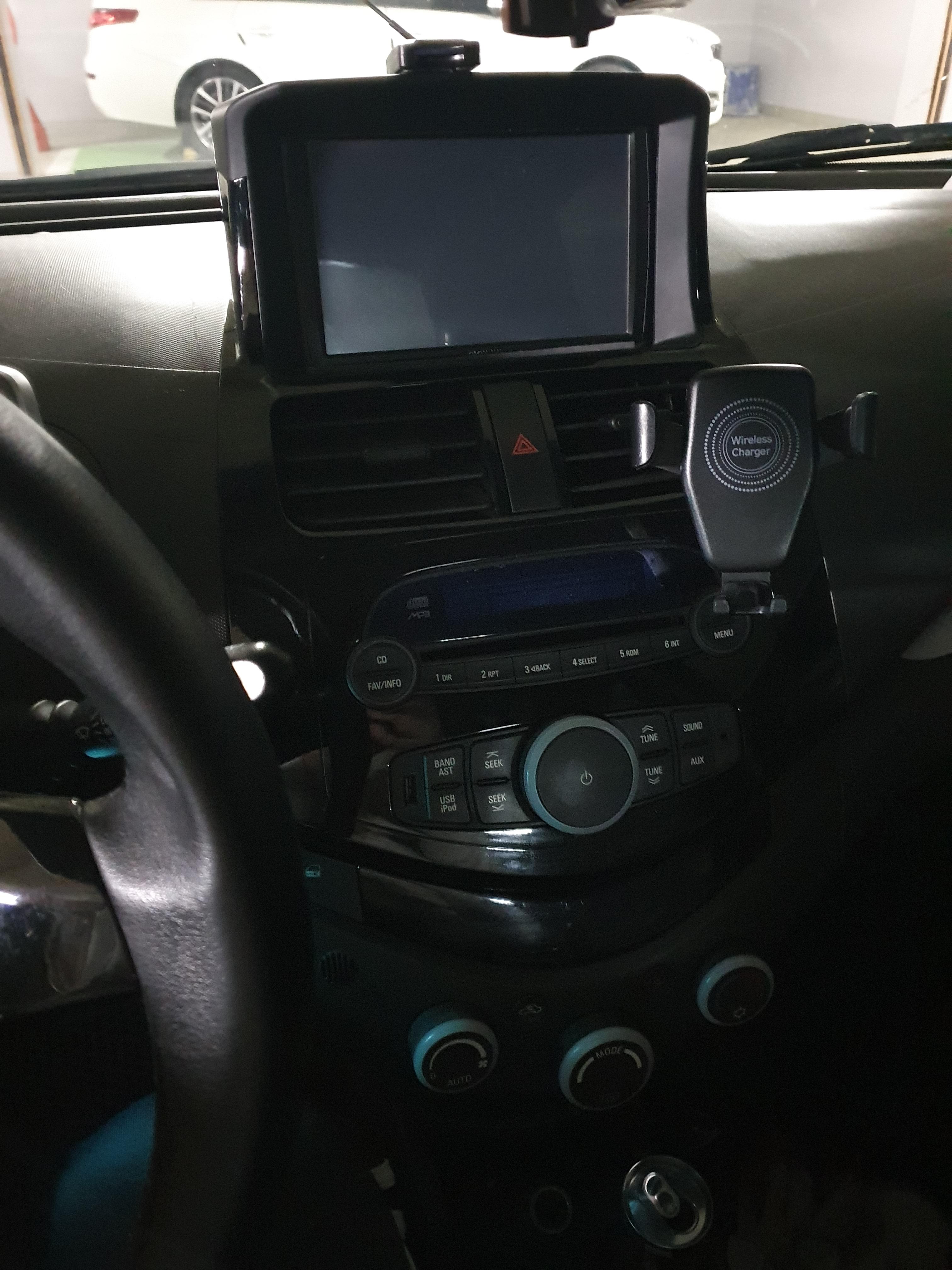 가지고 오자마자, 후방카메라와 스마트폰 거치대를 설치하였다.