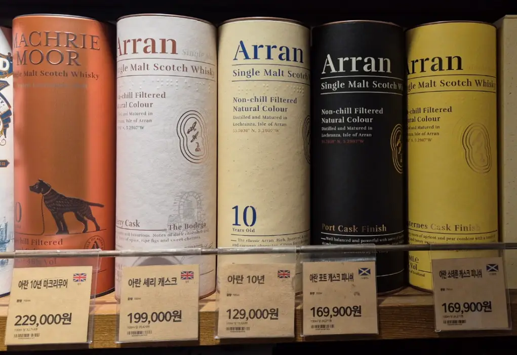 아란 위스키 제품 진열장 사진 두번째