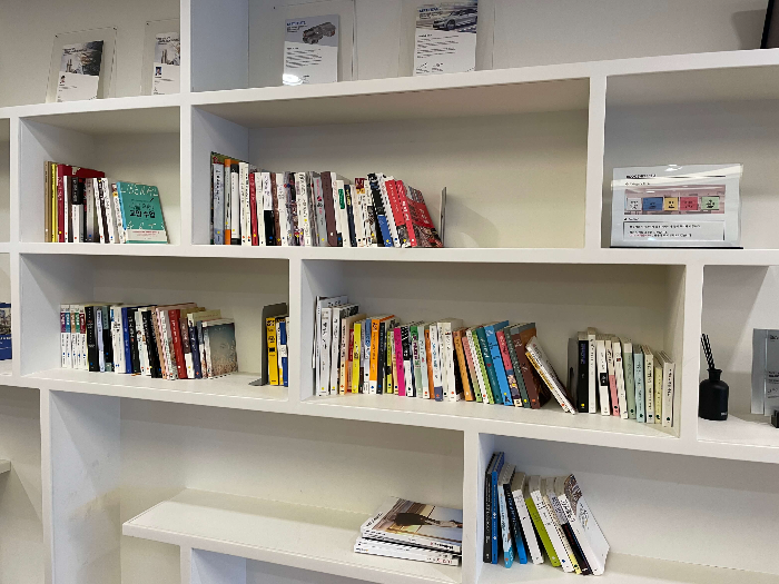 BMW 일산서비스센터 2층 라운지 책장