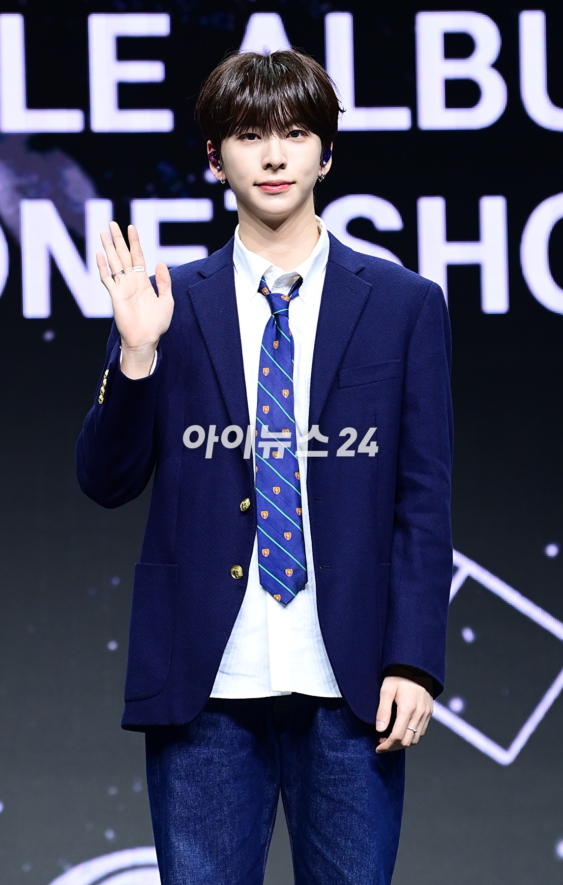 그룹 앰퍼샌드원 최지호가 15일 서울 용산구 한남동 블루스퀘어 마스터카드홀에서 열린 앰퍼샌드원(AMPERS&ONE) 데뷔 싱글 앨범 'AMPERSAND ONE' 발매 기념 프레스 쇼케이스에서 포즈를 취하고 있다. [사진=정소희 기자]