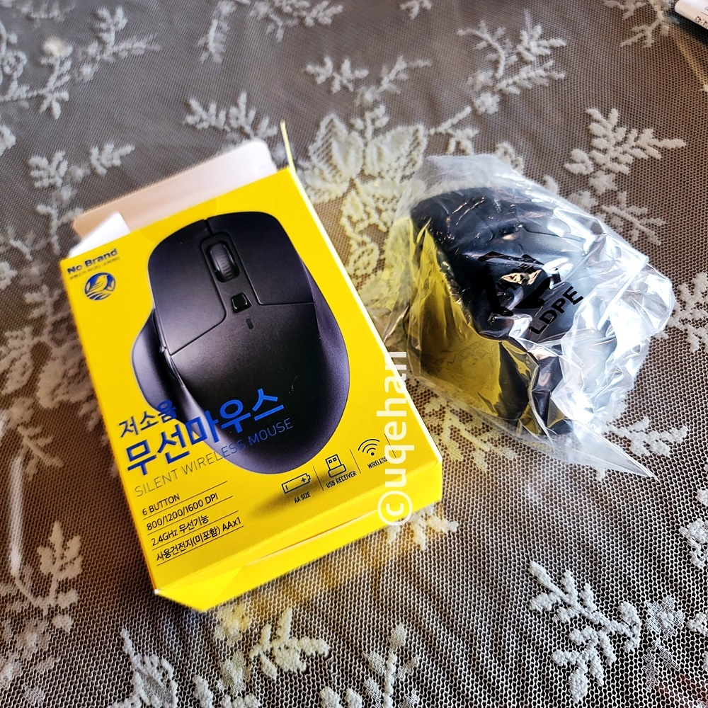 노브랜드 저소음 무선 마우스 포장을 뜯어 제품을 꺼내놓았다.