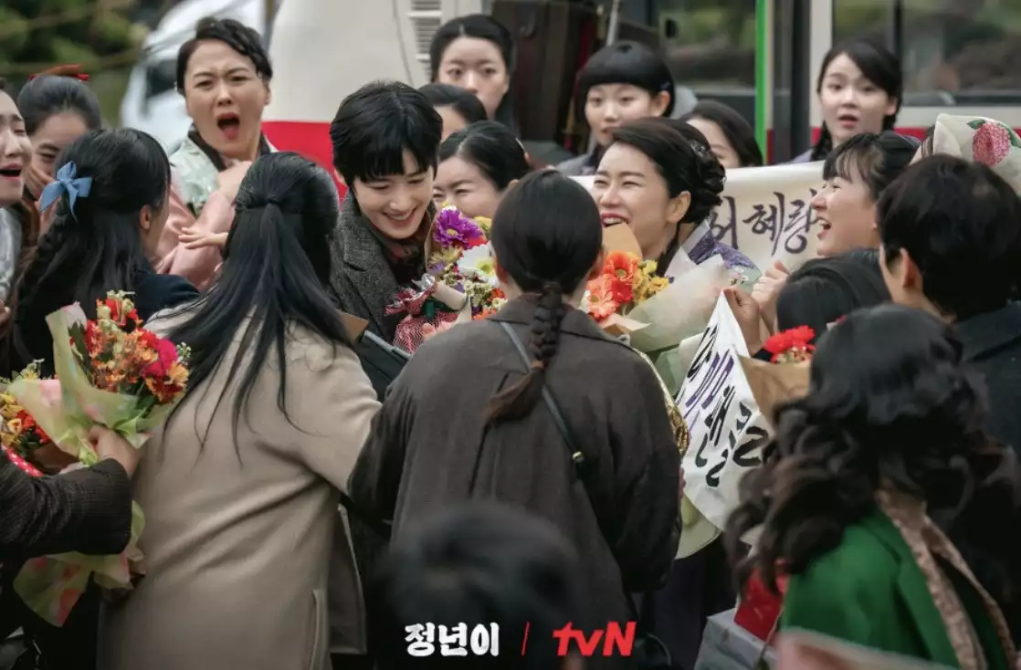 팬들의 인파속 문옥경 (정은채)