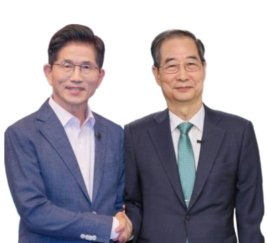 김문수와 한덕수 악수하고 있는장면