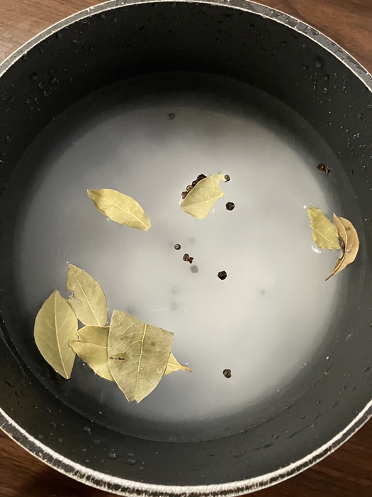 통후추와 월계수잎&amp;#44; 맛술&amp;#44; 소금이 들어간 닭가슴살 삶기용 물 준비 모습