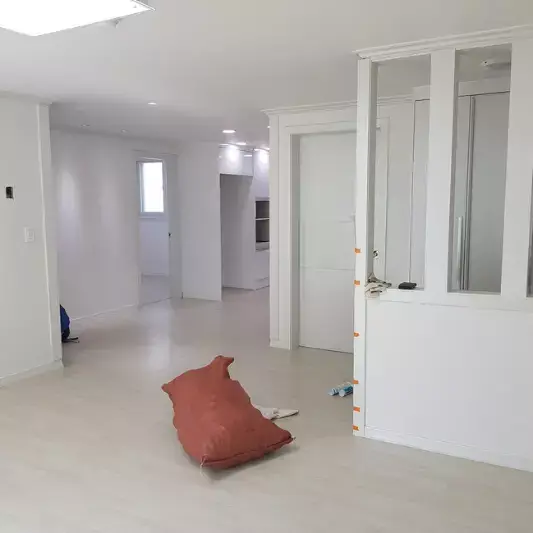 도배를 하고 있는 집