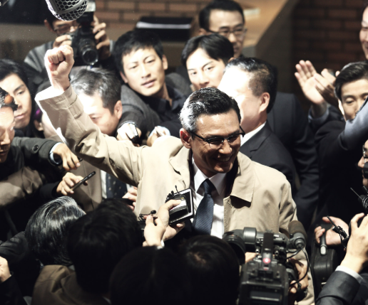 영화 속 악역 황정민 이 기자들에게 둘러 쌓여 있는 모습