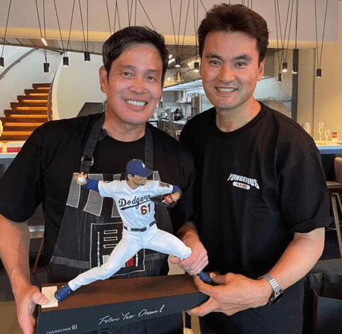 야구선수 박찬호와 기념사진 찍은 SSG랜더스 정용진 구단주