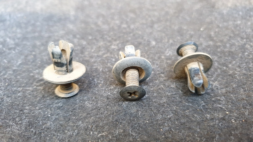 휠하우스 고정 부품 뺀 모습