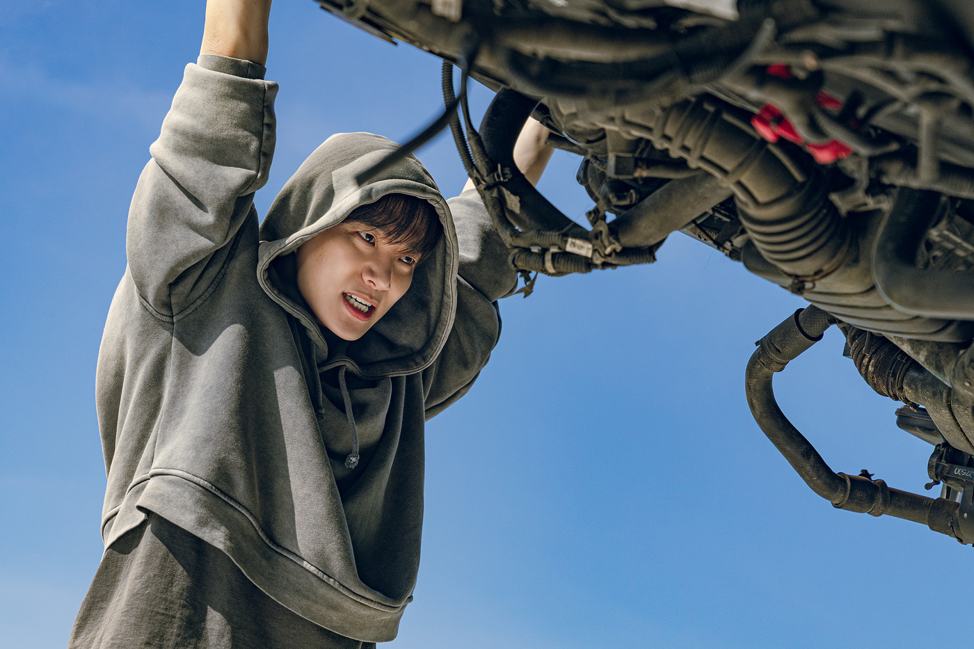 어머니가 주신 3000만원으로 추락하려는 버스를 들고 있는 강상웅