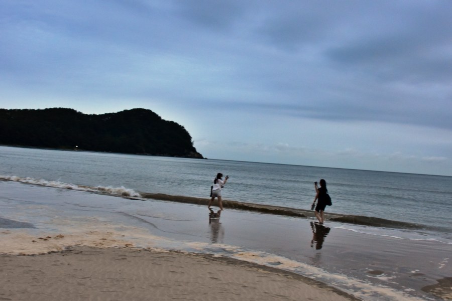 다대포 해수욕장에서 사진을 찍은 젊은 두 여성