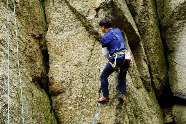 오버행을 올라선 클라이머,