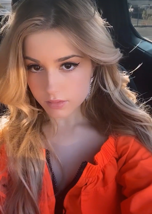 JYP엔터테인먼트 글로벌 걸그룹 비춰(VCHA)의 미국인 멤버 케이지가 "소속사 직원으로부터 학대를 경험했다"고 주장하며 팀 탈퇴를 선언했다.