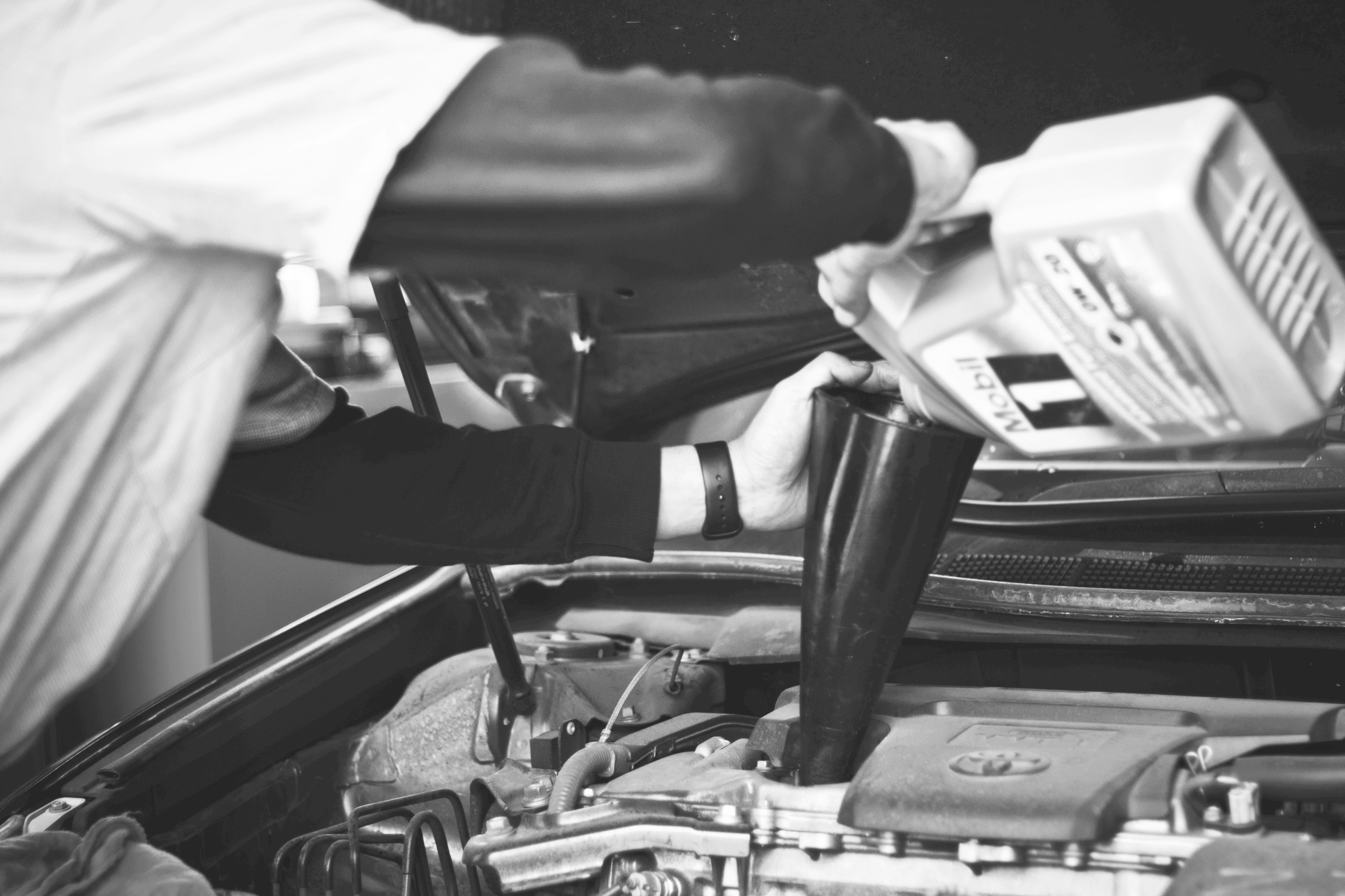 엔진오일-넣는-사람