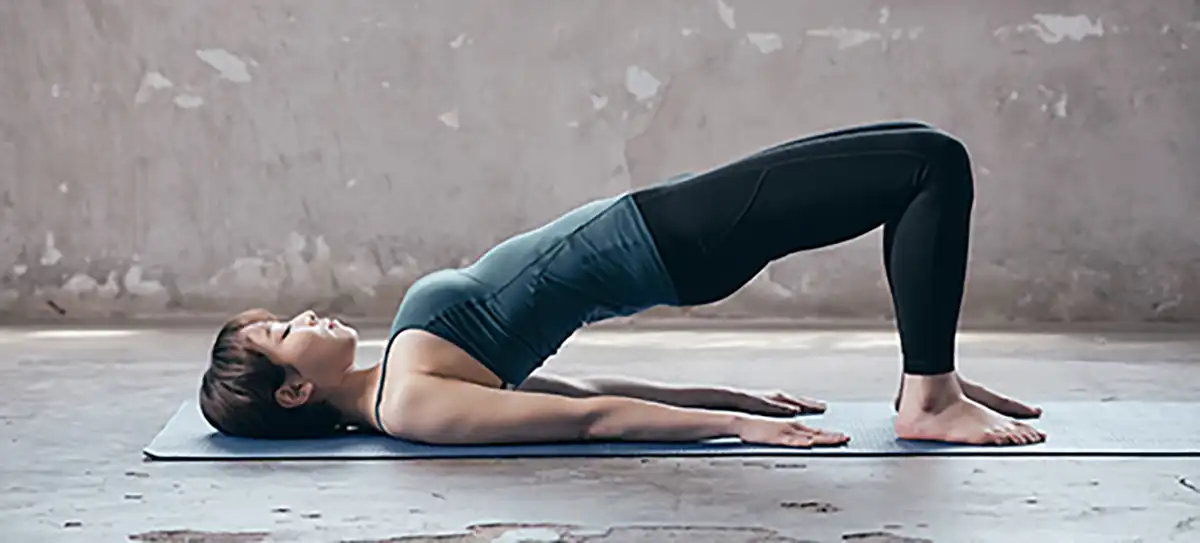 코어운동-브릿지동작-하는-여자-사진