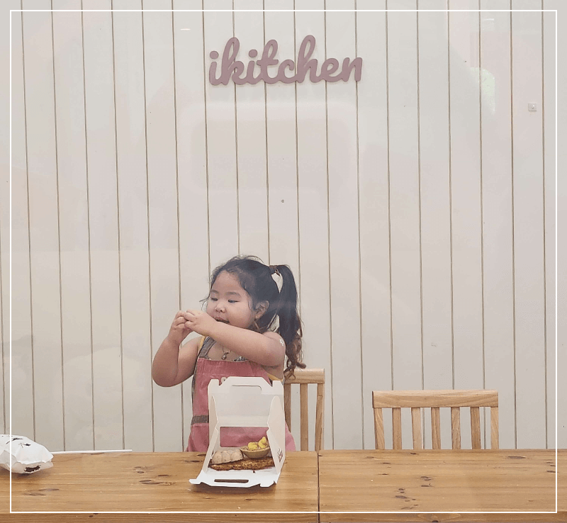 아이키친-쿠킹-클래스에서-쿠키를-포장하는-아이